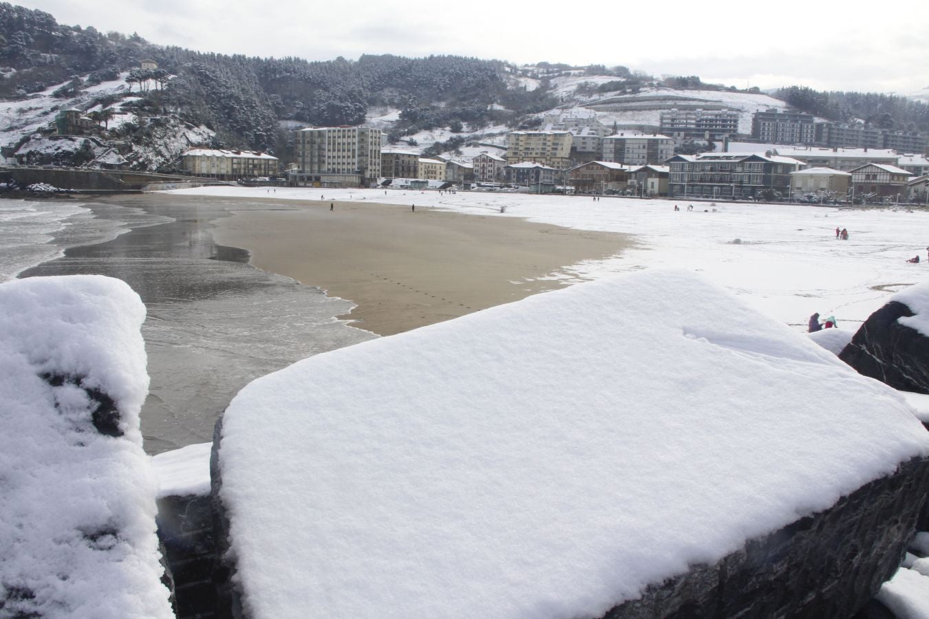 Fotos: Deba amanece nevada