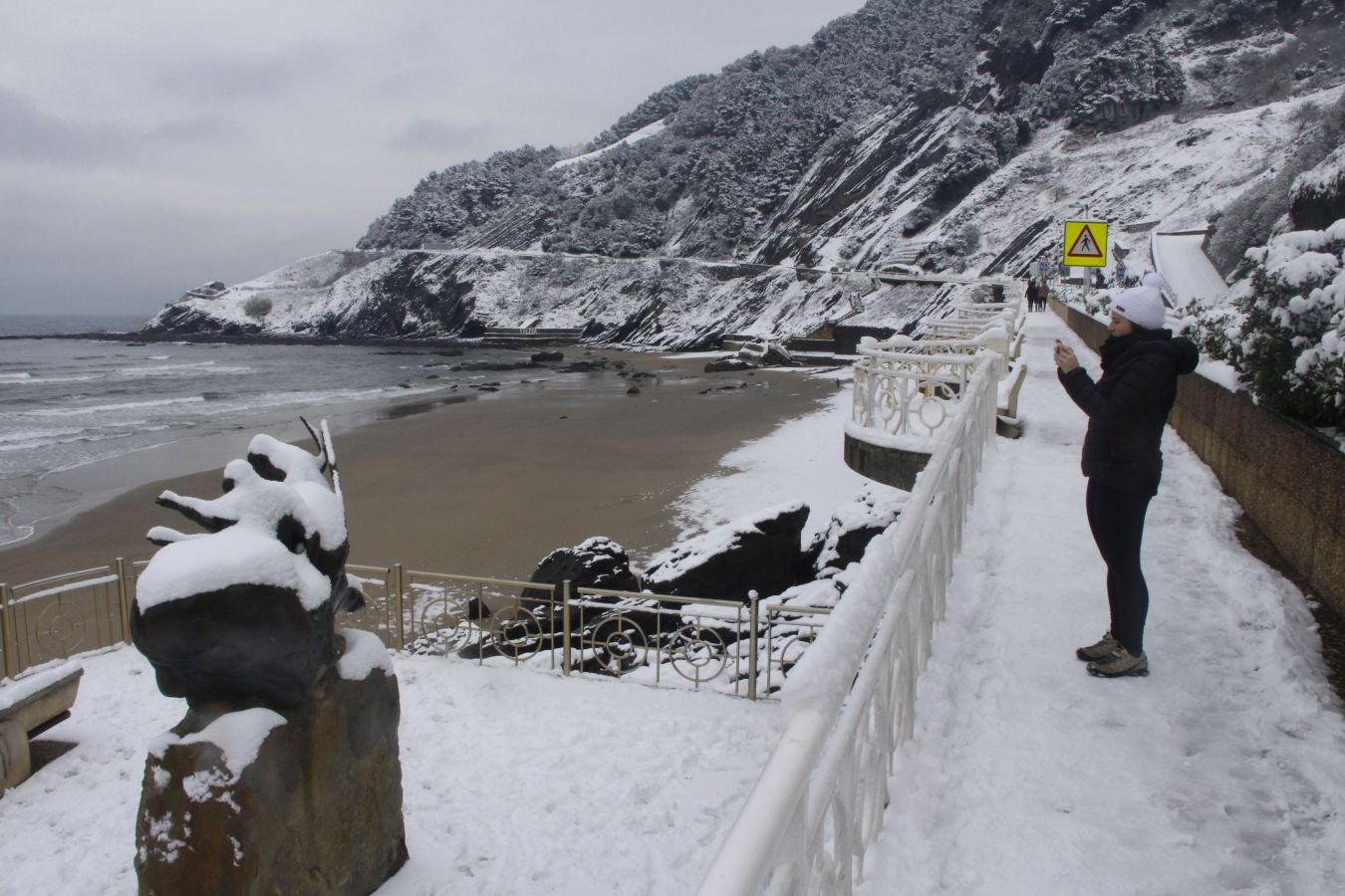 Fotos: Deba amanece nevada