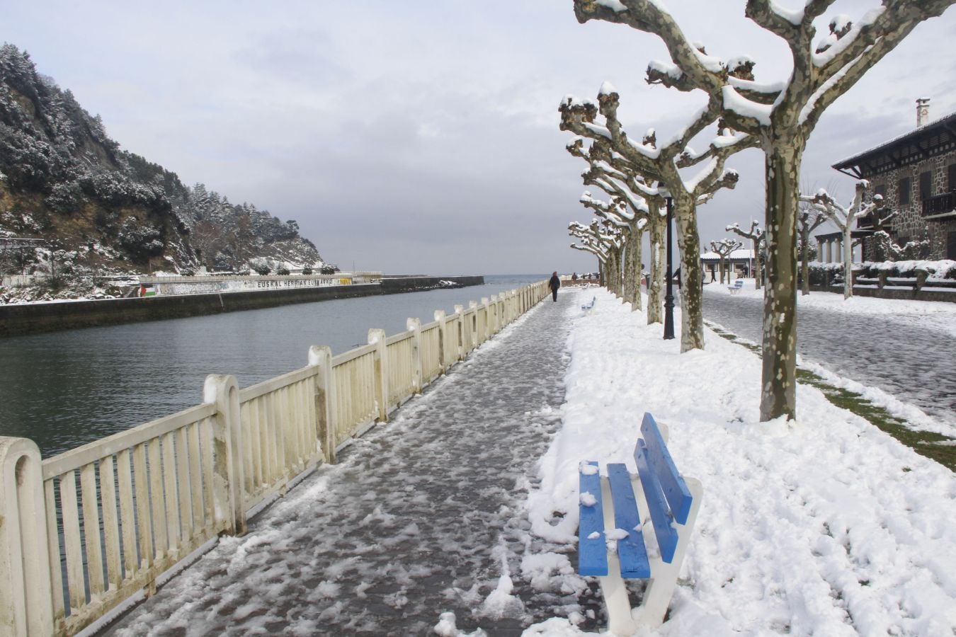 Fotos: Deba amanece nevada