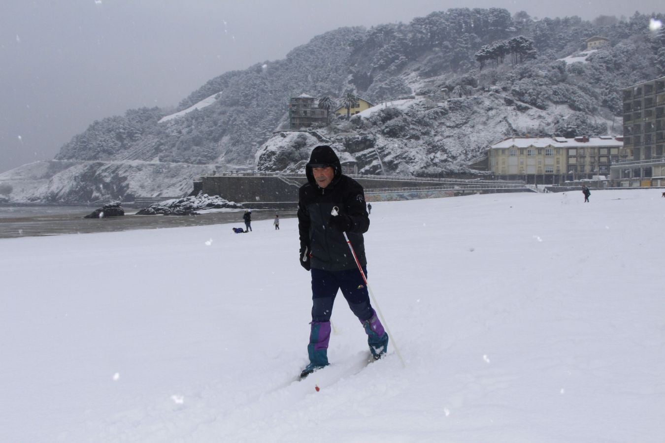 Fotos: Deba amanece nevada