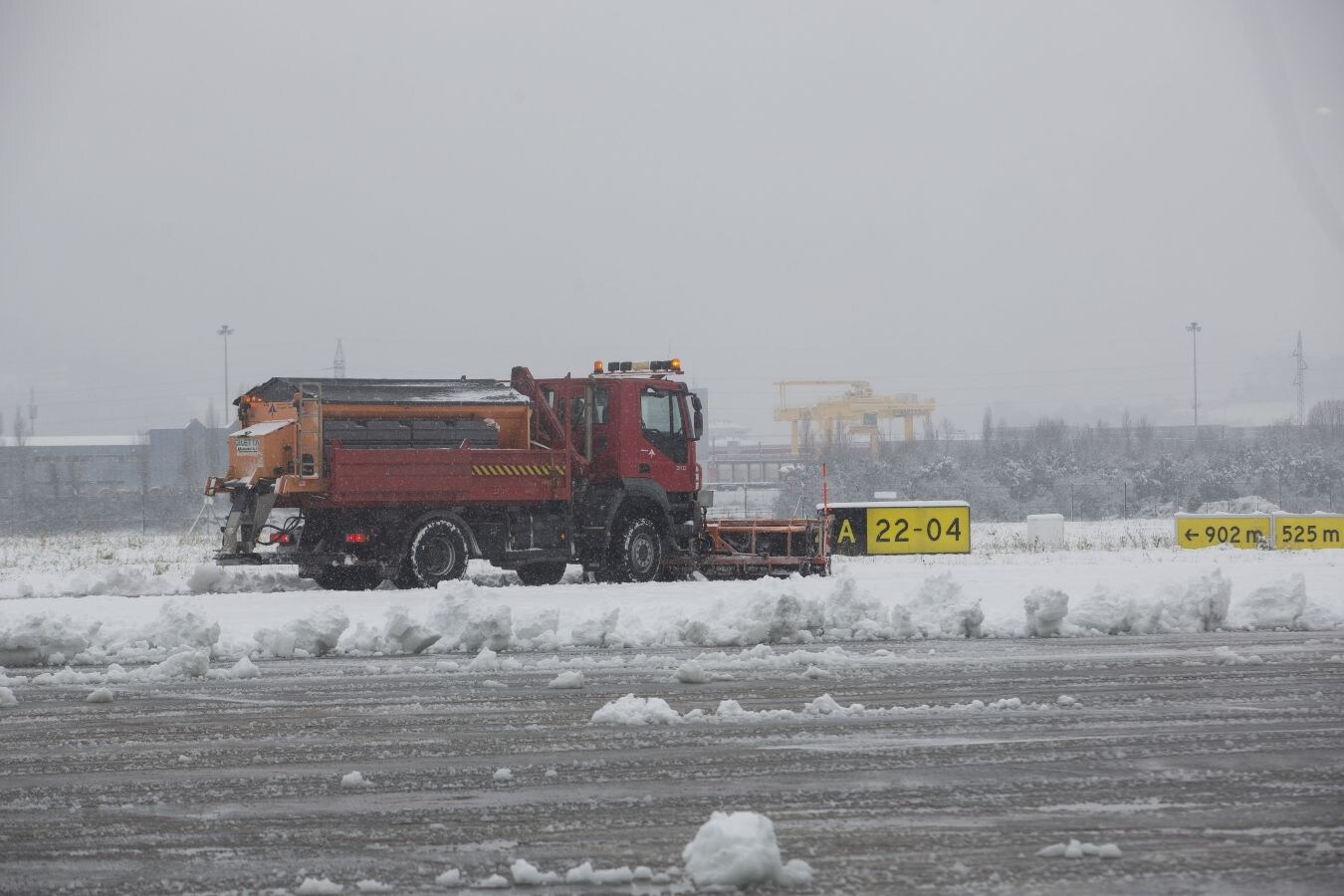 La nieve ha generado importantes problemas en Hondarribia a primera hora. De hecho, el aeropuerto ha permanecido cerrado durante la mañana