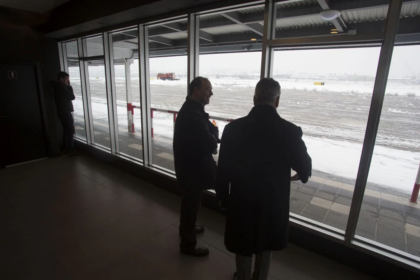 La nieve ha generado importantes problemas en Hondarribia a primera hora. De hecho, el aeropuerto ha permanecido cerrado durante la mañana