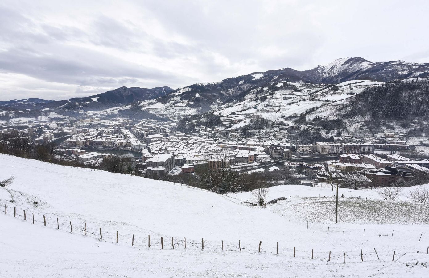La intensa nevada ha cubierto de blanco la localidad y ha dejado estampas para el recuerdo