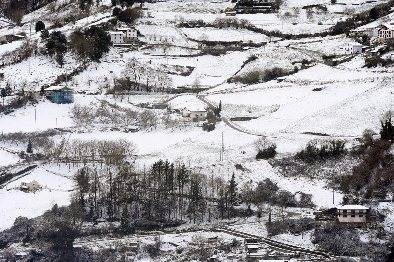 La intensa nevada ha cubierto de blanco la localidad y ha dejado estampas para el recuerdo