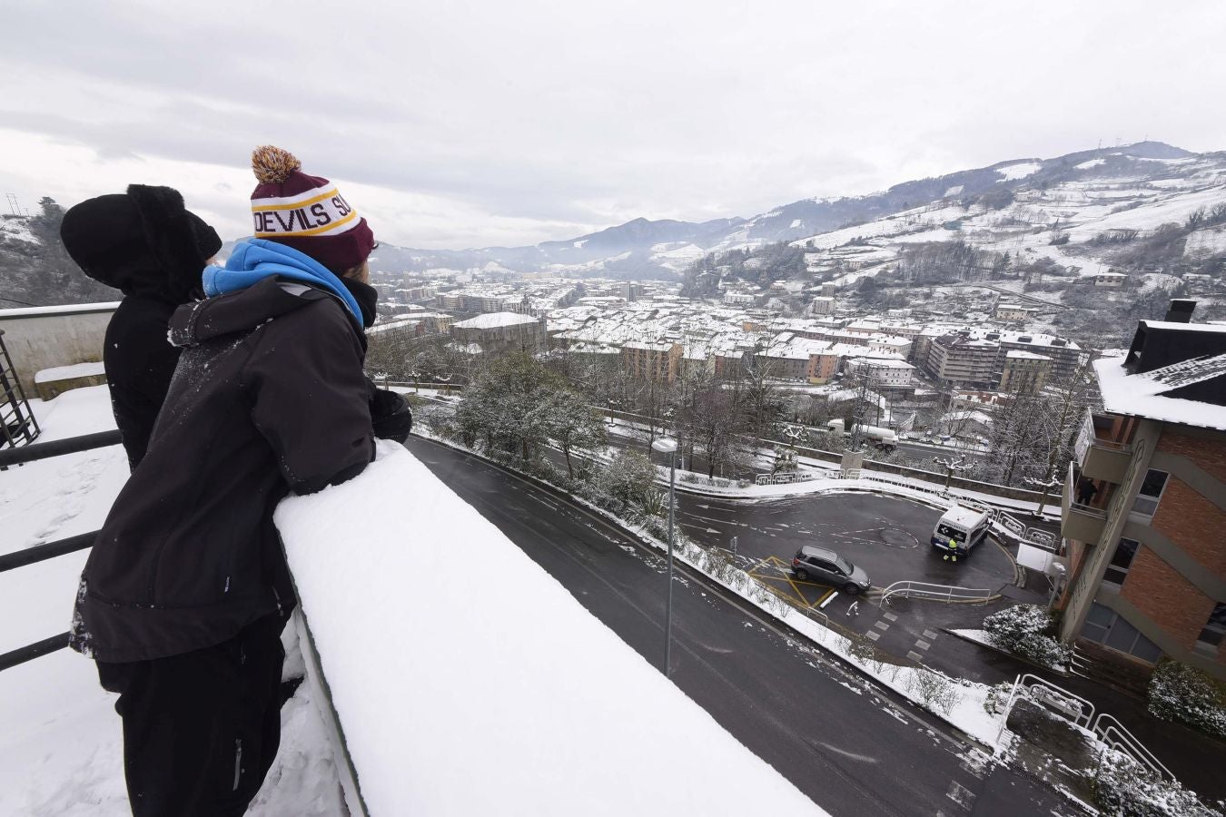 La intensa nevada ha cubierto de blanco la localidad y ha dejado estampas para el recuerdo