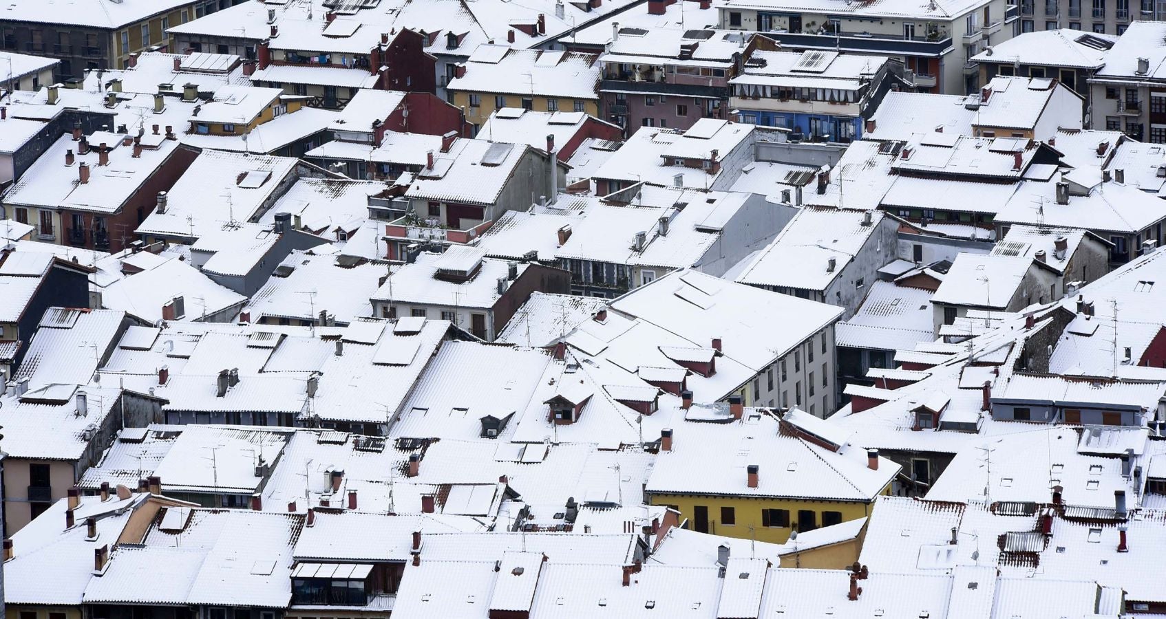 La intensa nevada ha cubierto de blanco la localidad y ha dejado estampas para el recuerdo