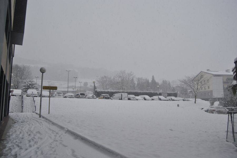 La nieve ha provocado situaciones complicadas en la actualidad. El camino que va del ambulatorio viejo a Salesianos ha estado colapsado por la mañana.