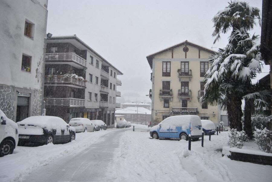 La nieve ha provocado situaciones complicadas en la actualidad. El camino que va del ambulatorio viejo a Salesianos ha estado colapsado por la mañana.