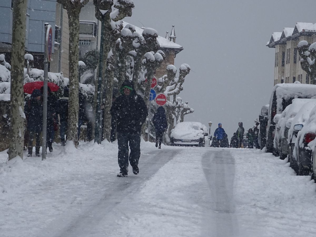 Fotos: Zarautz se tiñe de blanco