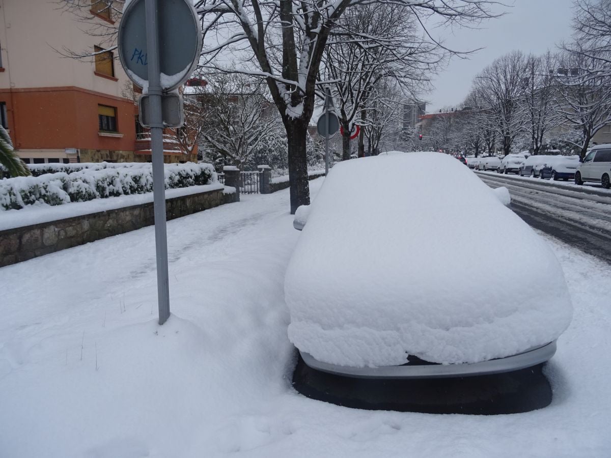 Fotos: Zarautz se tiñe de blanco
