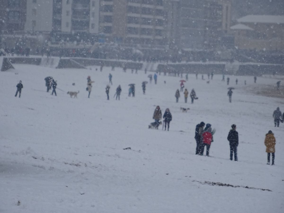 Fotos: Zarautz se tiñe de blanco