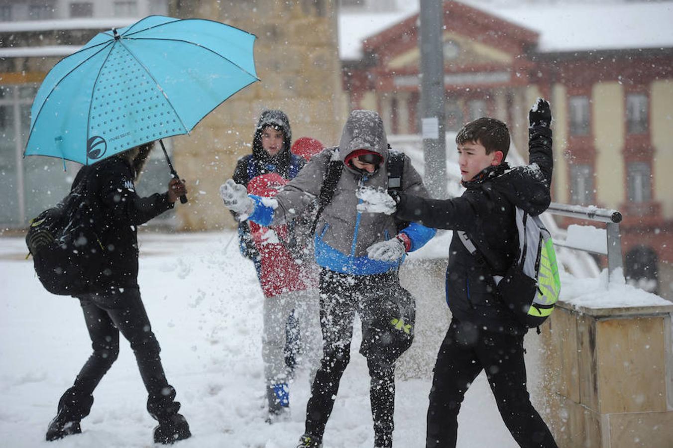 La localidad armera ha amanecido cubierta por el manto blanco, dejando bellas estampas a la vez que complicaciones en el tráfico