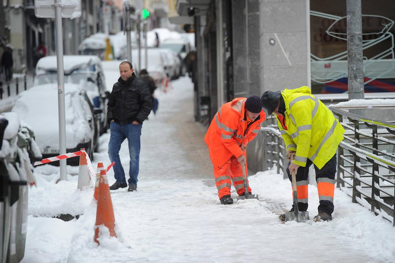 La localidad armera ha amanecido cubierta por el manto blanco, dejando bellas estampas a la vez que complicaciones en el tráfico