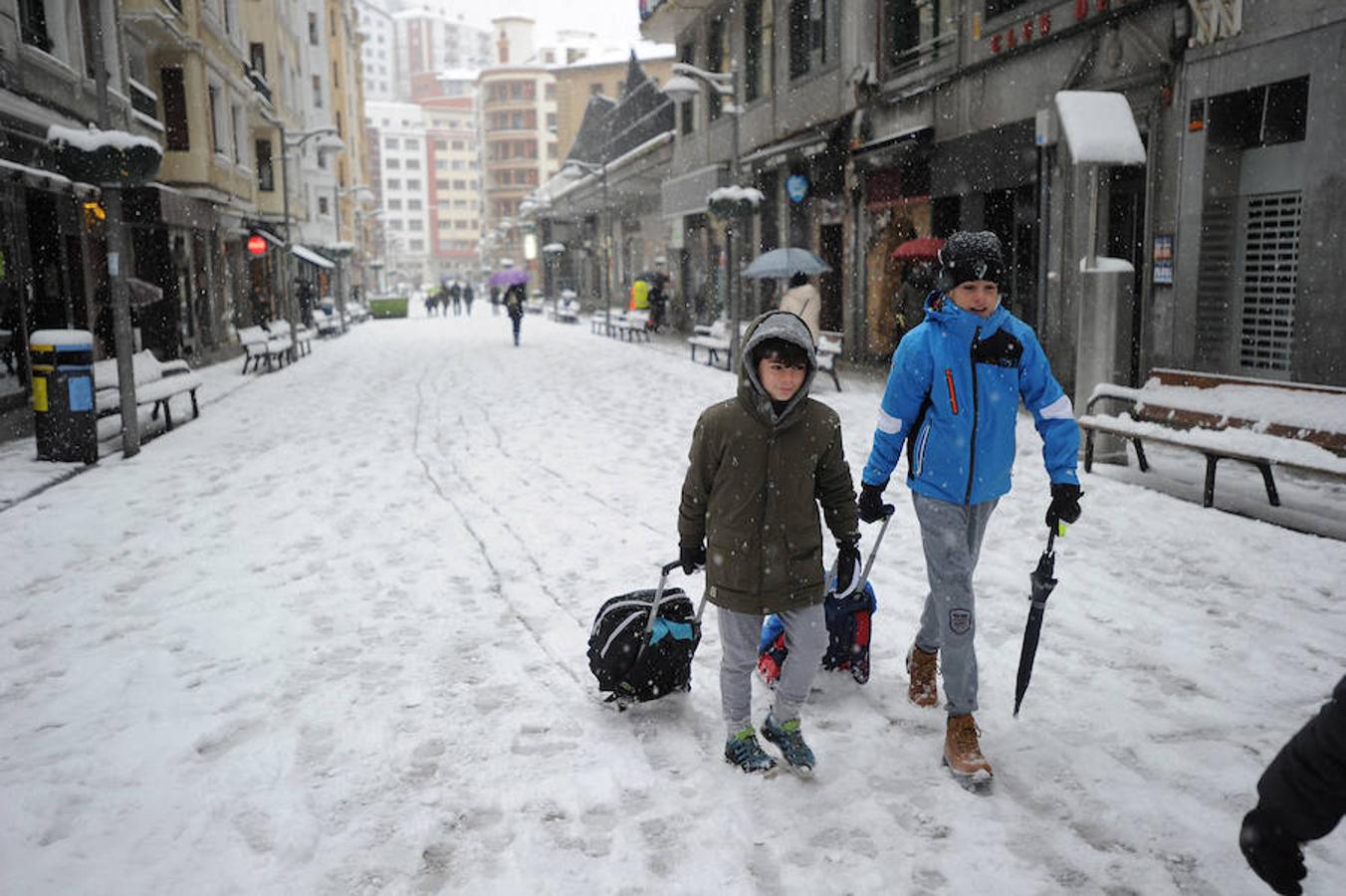 La localidad armera ha amanecido cubierta por el manto blanco, dejando bellas estampas a la vez que complicaciones en el tráfico