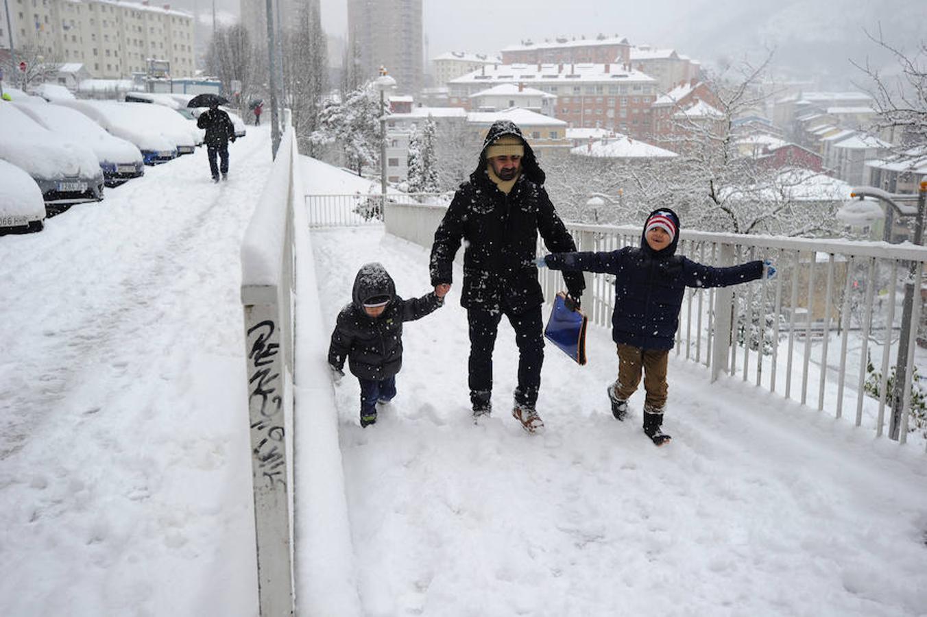 La localidad armera ha amanecido cubierta por el manto blanco, dejando bellas estampas a la vez que complicaciones en el tráfico