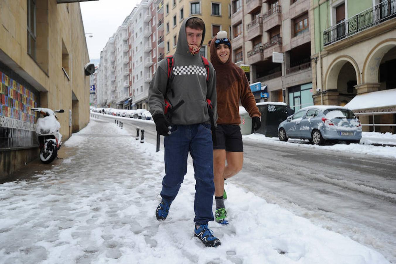 La localidad armera ha amanecido cubierta por el manto blanco, dejando bellas estampas a la vez que complicaciones en el tráfico