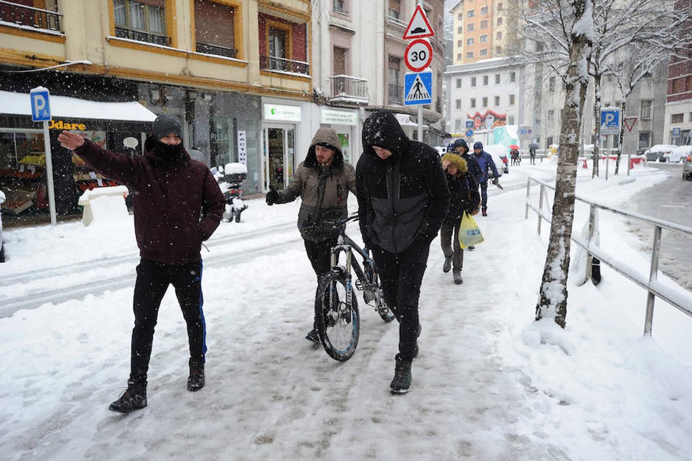 La localidad armera ha amanecido cubierta por el manto blanco, dejando bellas estampas a la vez que complicaciones en el tráfico
