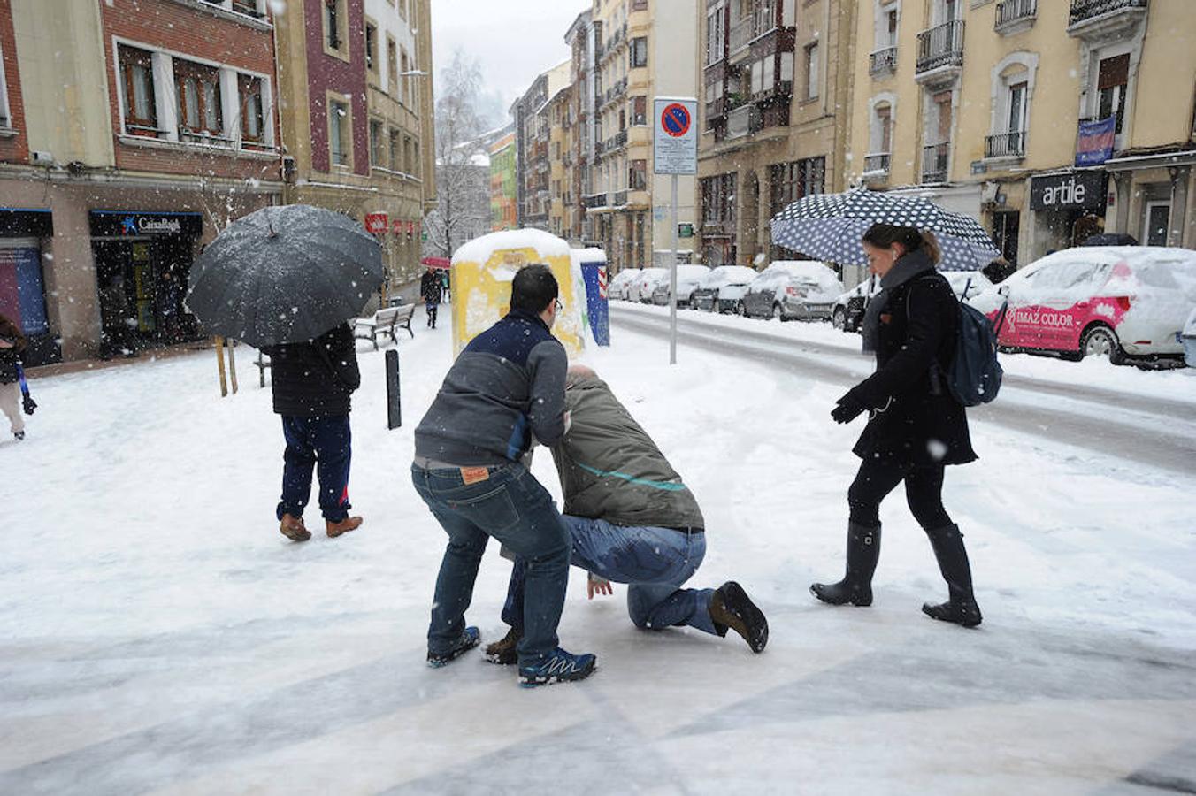 La localidad armera ha amanecido cubierta por el manto blanco, dejando bellas estampas a la vez que complicaciones en el tráfico