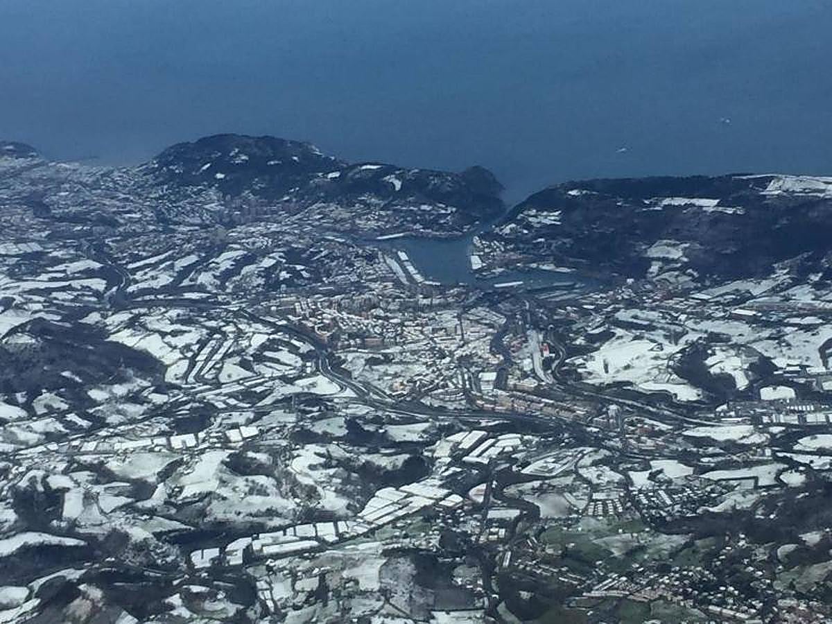 La nieve ha dejado este miércoles estampas para el recuerdo en Gipuzkoa. Desde el aire la imagen del territorio es completamente blanca. 