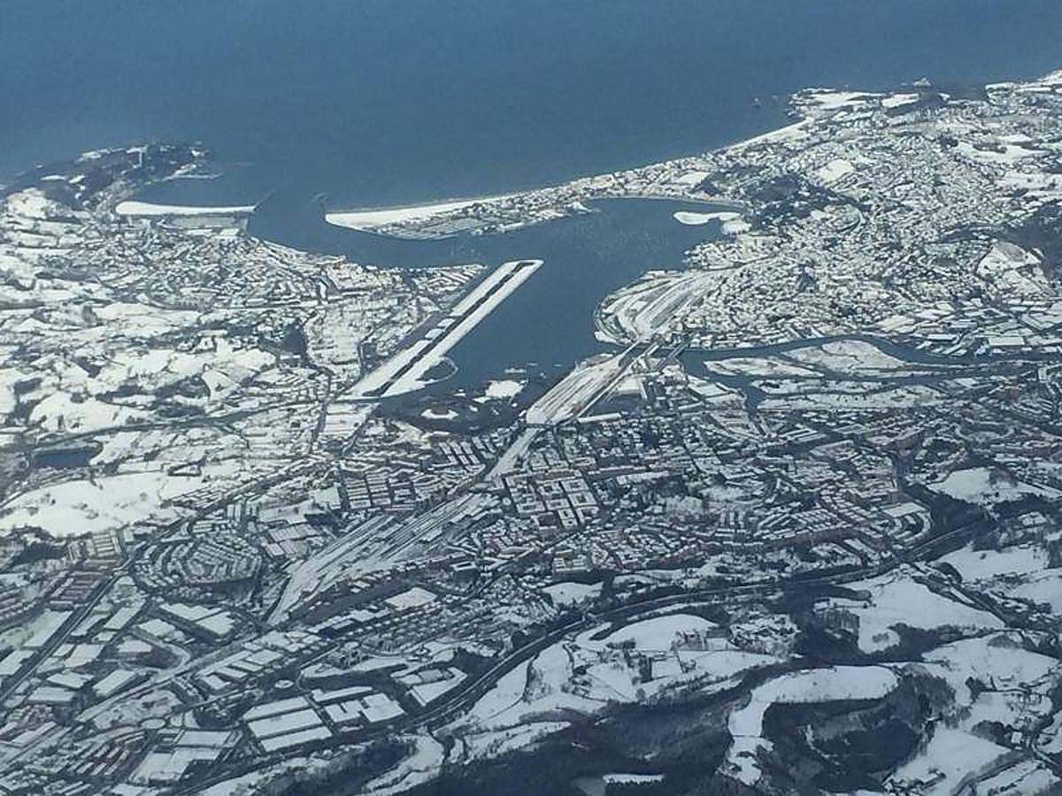 La nieve ha dejado este miércoles estampas para el recuerdo en Gipuzkoa. Desde el aire la imagen del territorio es completamente blanca. 