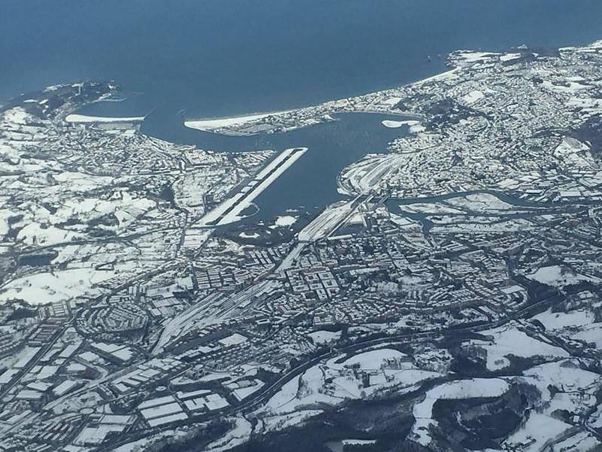 La nieve ha dejado este miércoles estampas para el recuerdo en Gipuzkoa. Desde el aire la imagen del territorio es completamente blanca. 
