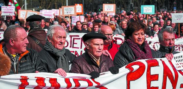 Pensionistas y jubilados en la manifestación del pasado jueves en San Sebastián organizada por Agijupens.