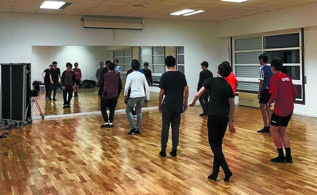 Ensayos. Dos de los dieciocho grupos de baile, el lunes estrenando las nuevas salas con tarima amortiguada de madera en Eltzia. 
