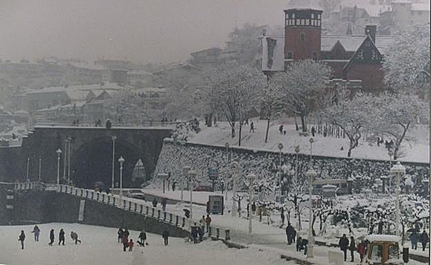 Imagen principal - La nevada de febrero de 1996 colapsó la ciudad