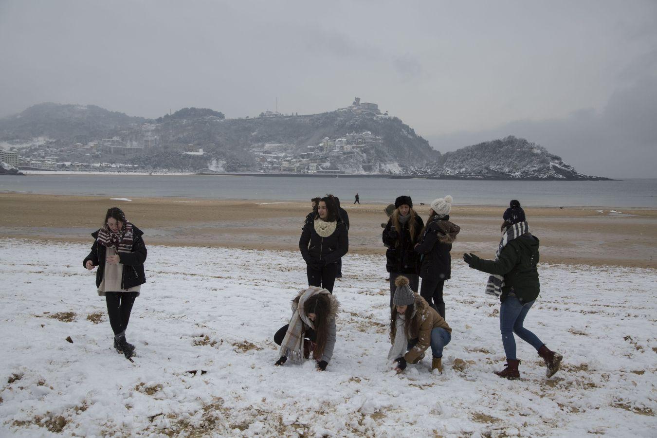 Las precipitaciones han generado muchos problemas de circulación a la vez que ha dejado bonitas estampas