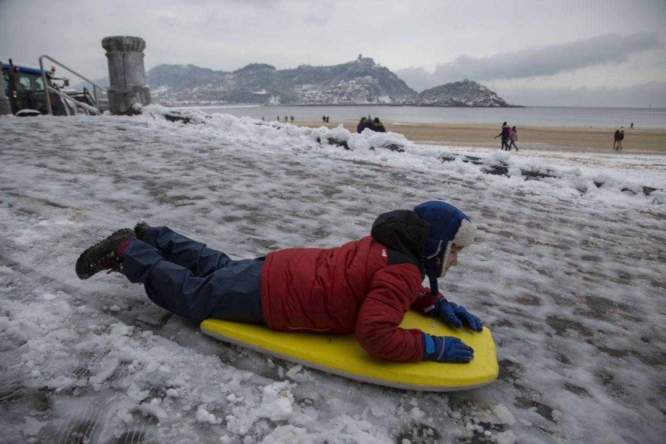 Las precipitaciones han generado muchos problemas de circulación a la vez que ha dejado bonitas estampas