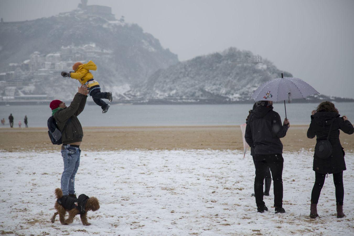 Las precipitaciones han generado muchos problemas de circulación a la vez que ha dejado bonitas estampas