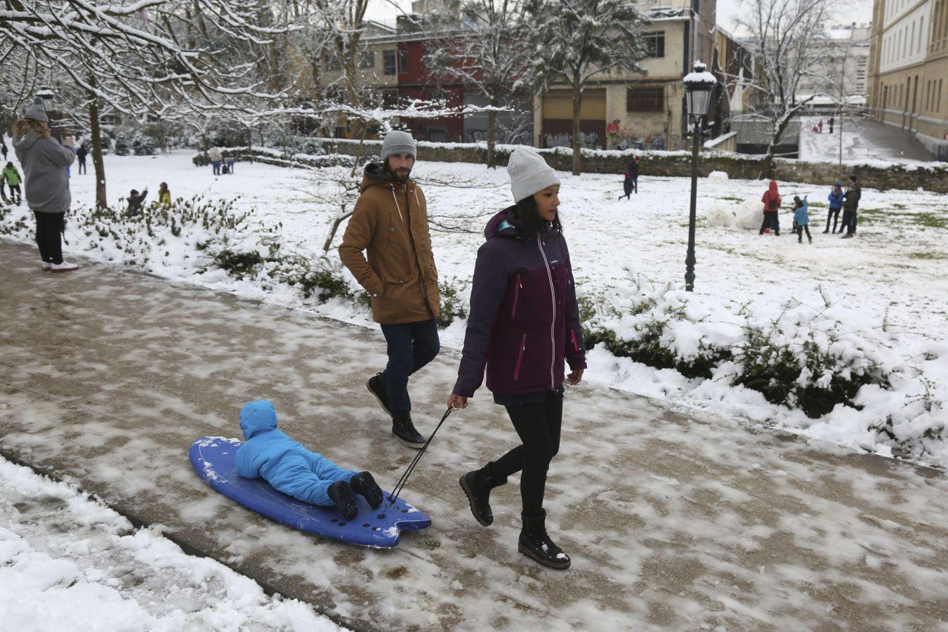 Las precipitaciones han generado muchos problemas de circulación a la vez que ha dejado bonitas estampas