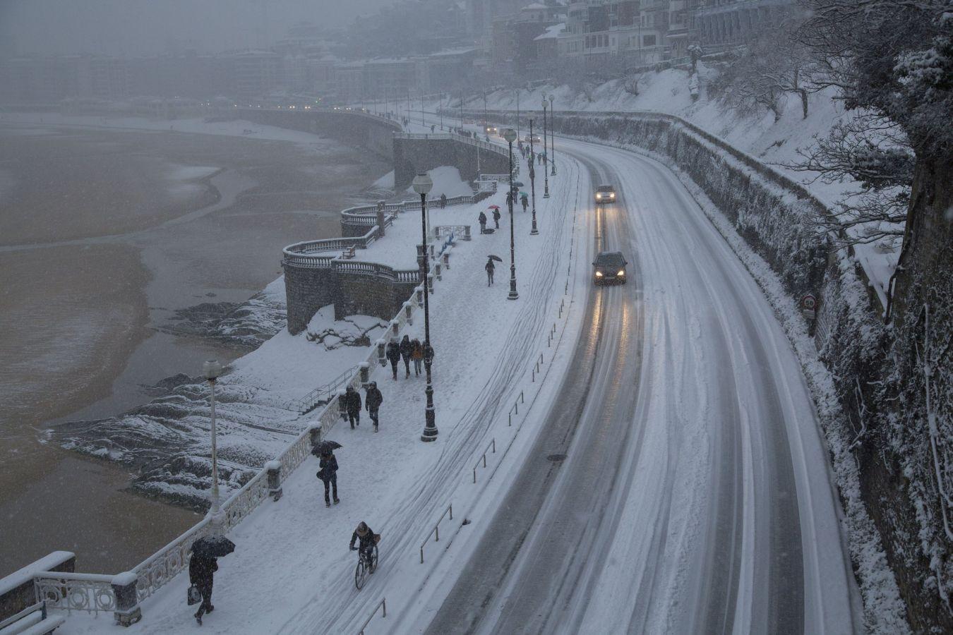 Las precipitaciones han generado muchos problemas de circulación a la vez que ha dejado bonitas estampas