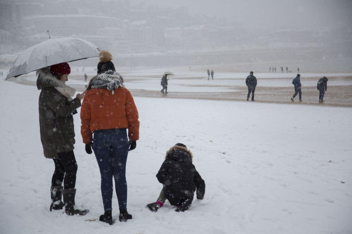 Las precipitaciones han generado muchos problemas de circulación a la vez que ha dejado bonitas estampas