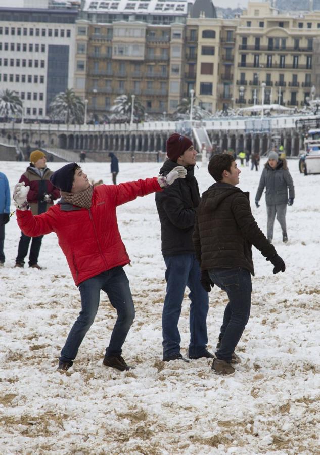 Las precipitaciones han generado muchos problemas de circulación a la vez que ha dejado bonitas estampas