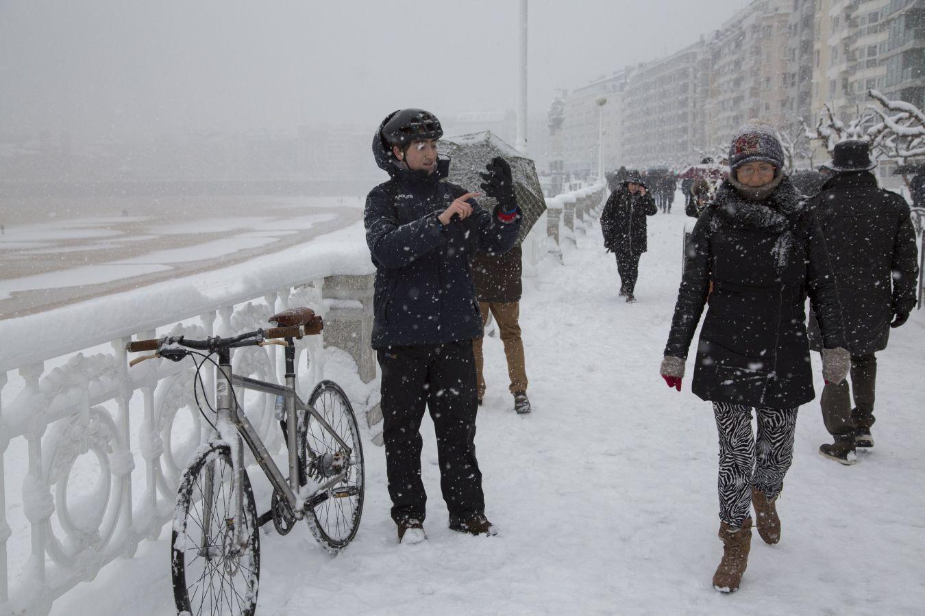Las precipitaciones han generado muchos problemas de circulación a la vez que ha dejado bonitas estampas