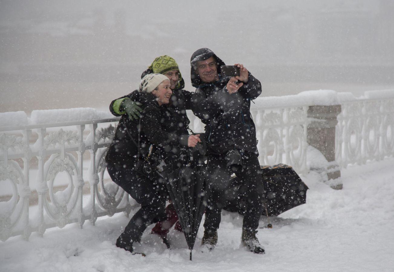 Las precipitaciones han generado muchos problemas de circulación a la vez que ha dejado bonitas estampas