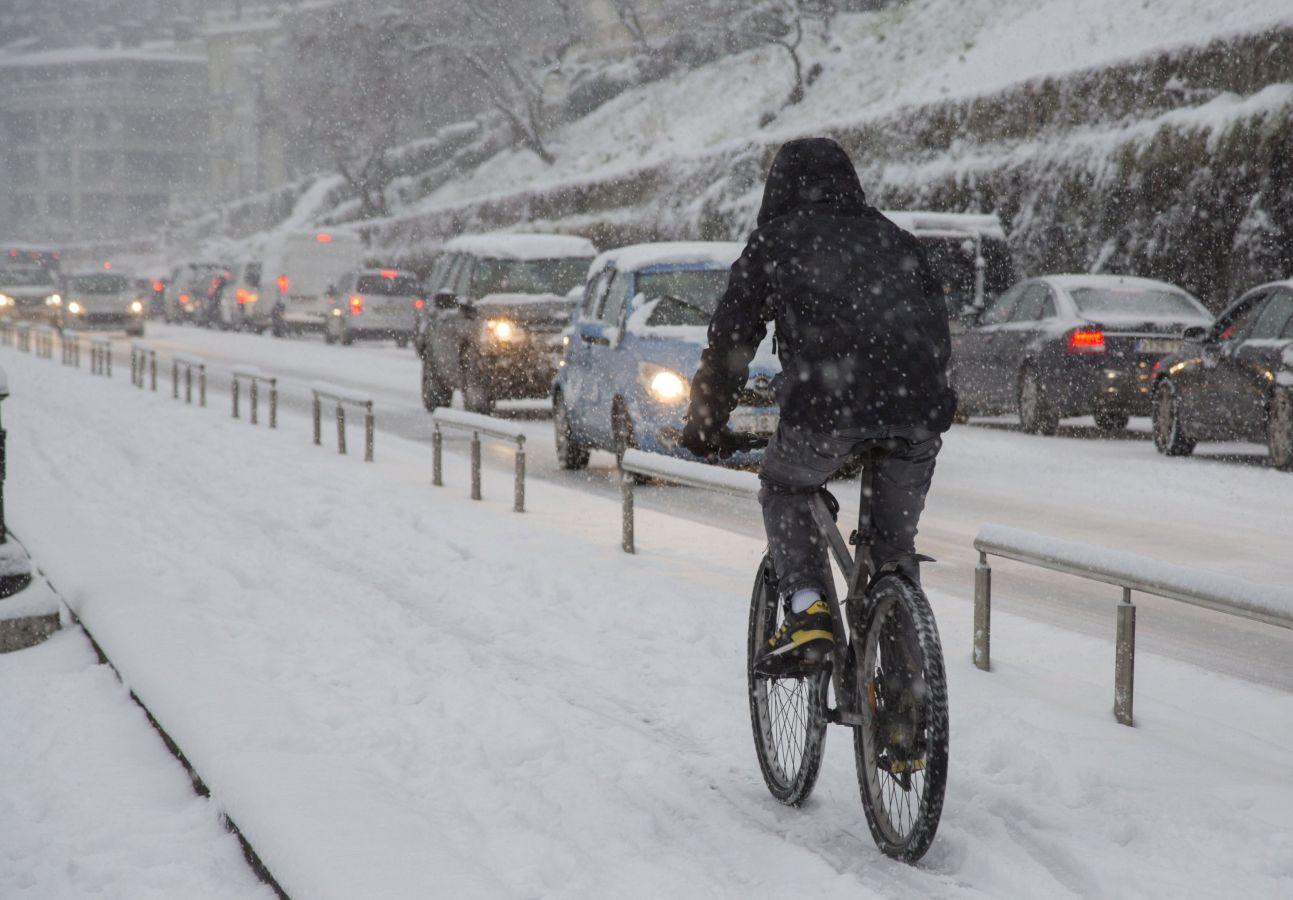 Las precipitaciones han generado muchos problemas de circulación a la vez que ha dejado bonitas estampas