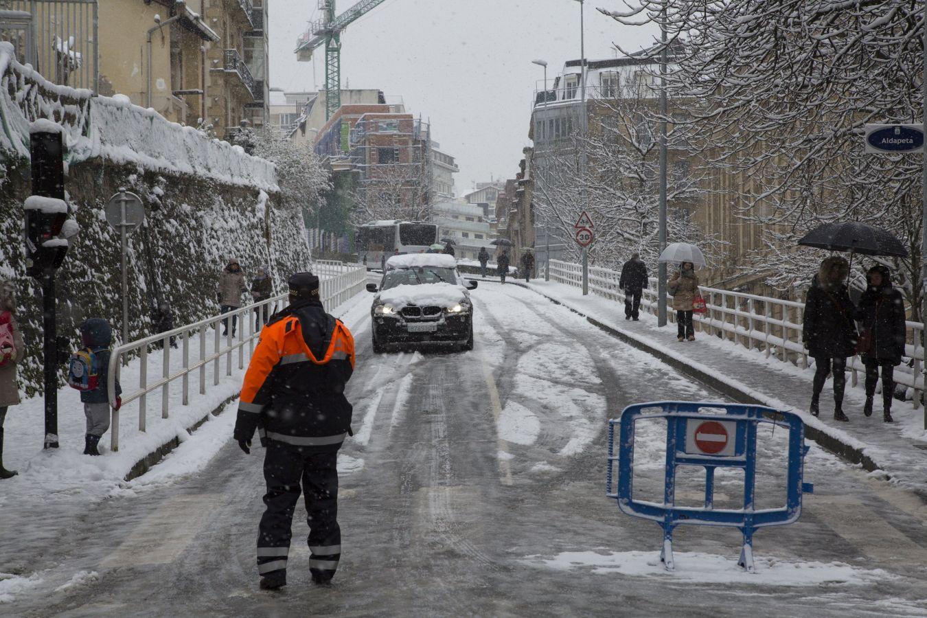 Las precipitaciones han generado muchos problemas de circulación a la vez que ha dejado bonitas estampas