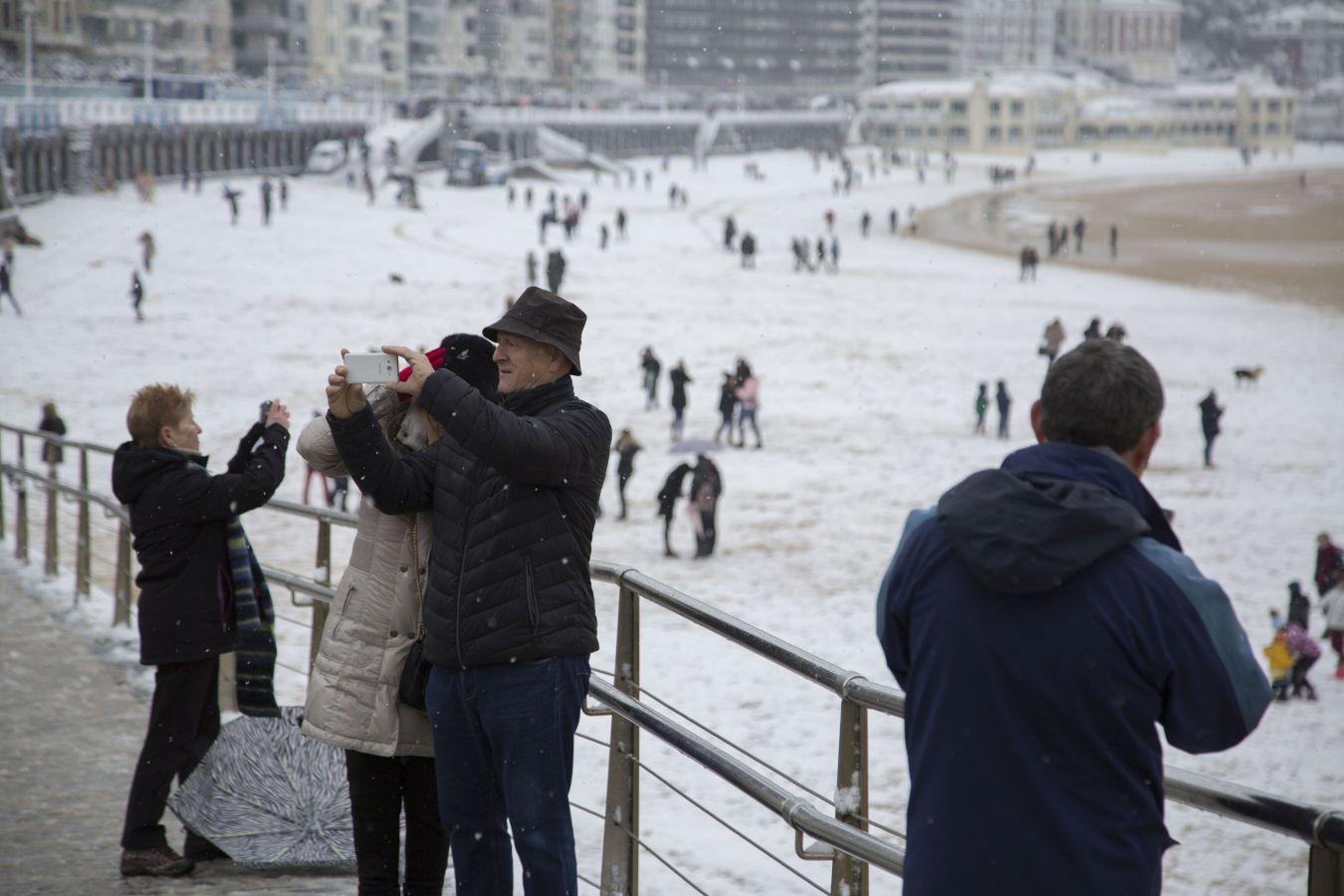 Las precipitaciones han generado muchos problemas de circulación a la vez que ha dejado bonitas estampas