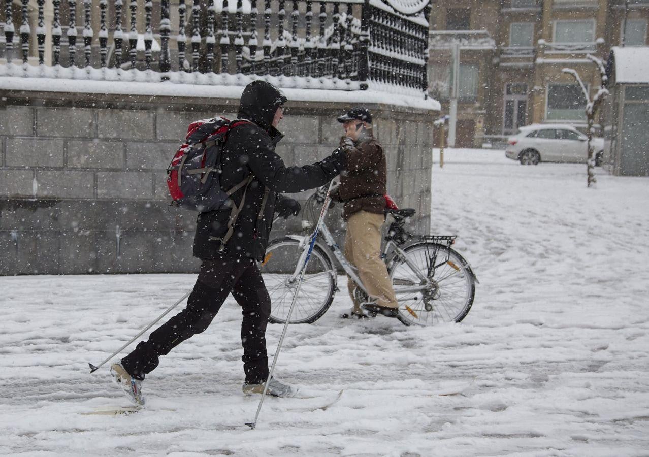 Las precipitaciones han generado muchos problemas de circulación a la vez que ha dejado bonitas estampas