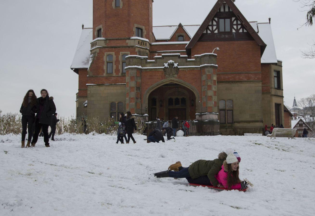 Las precipitaciones han generado muchos problemas de circulación a la vez que ha dejado bonitas estampas