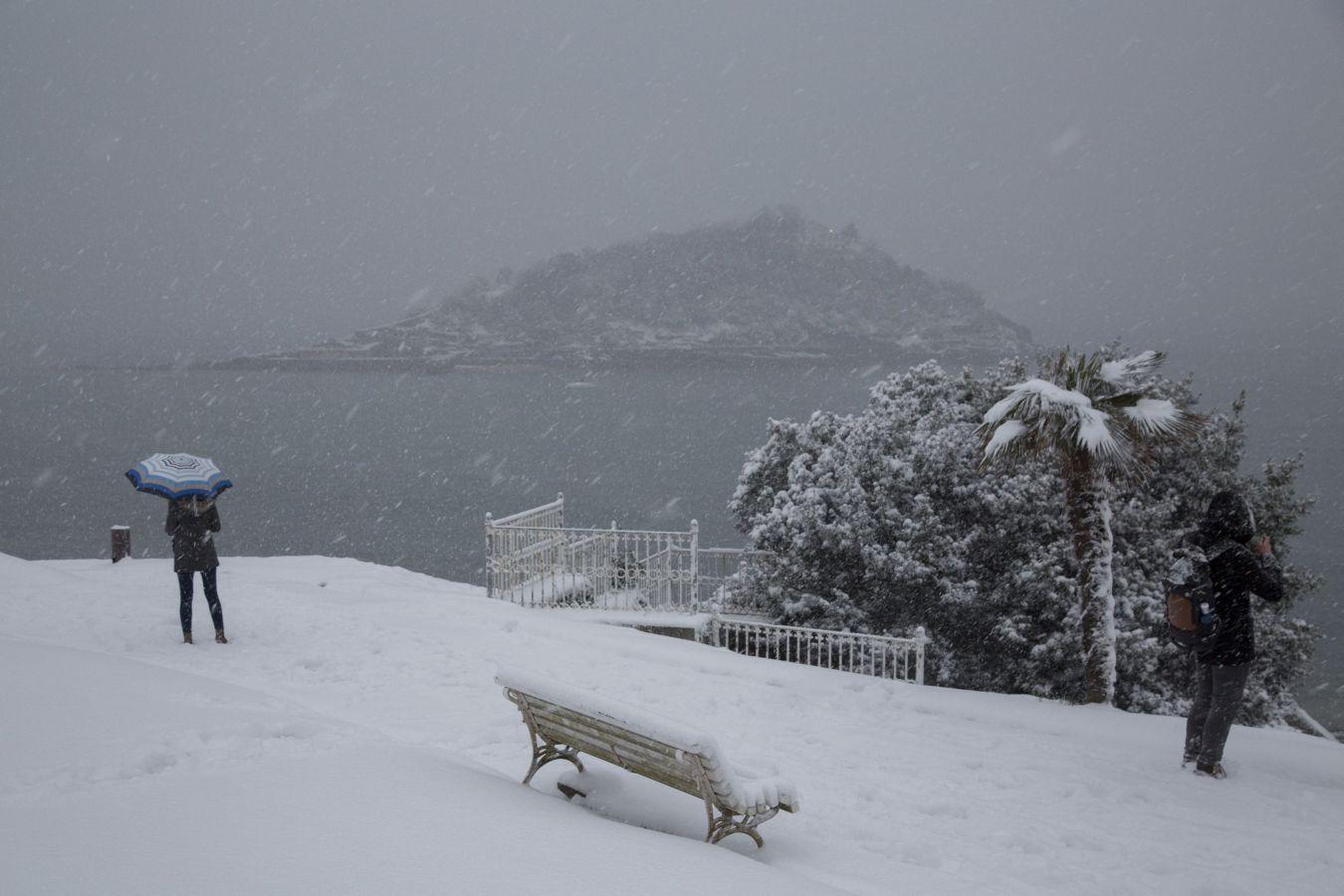 Las precipitaciones han generado muchos problemas de circulación a la vez que ha dejado bonitas estampas