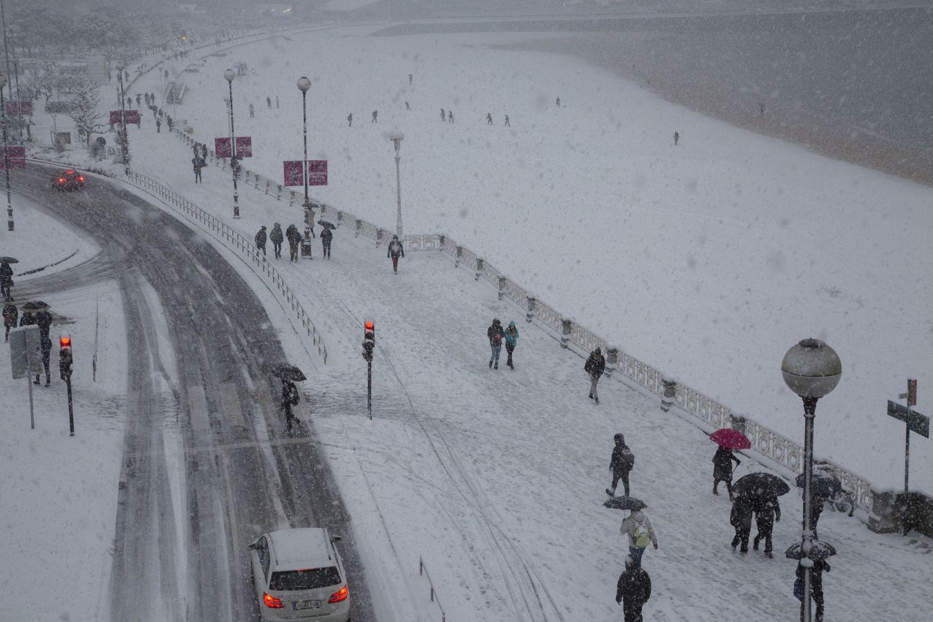 Las precipitaciones han generado muchos problemas de circulación a la vez que ha dejado bonitas estampas