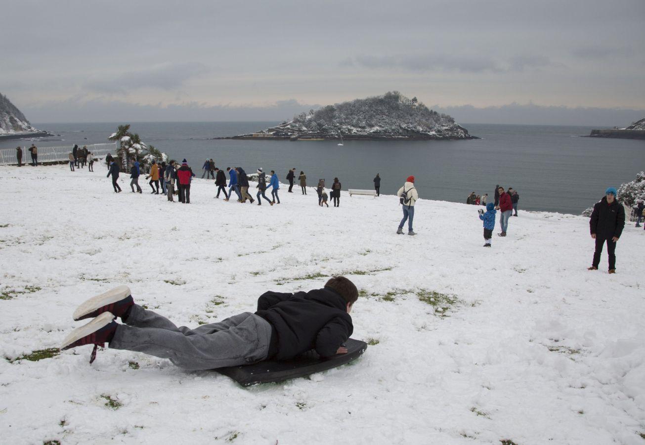 Las precipitaciones han generado muchos problemas de circulación a la vez que ha dejado bonitas estampas