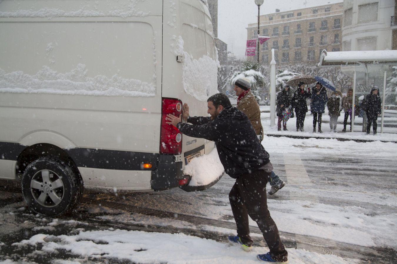 Las precipitaciones han generado muchos problemas de circulación a la vez que ha dejado bonitas estampas