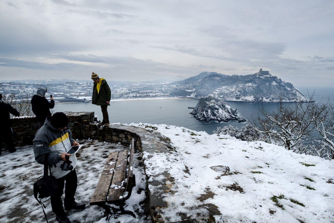 Las precipitaciones han generado muchos problemas de circulación a la vez que ha dejado bonitas estampas