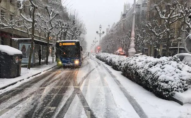 Imagen de la Avenida de la Libertad, completamente nevada. 