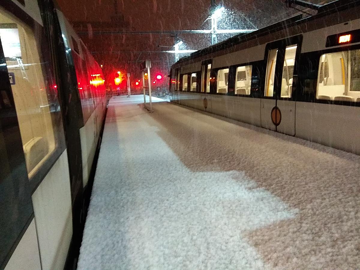 La nieve ha caído con intensidad en la capital guipuzcoana desde primera hora de la mañana