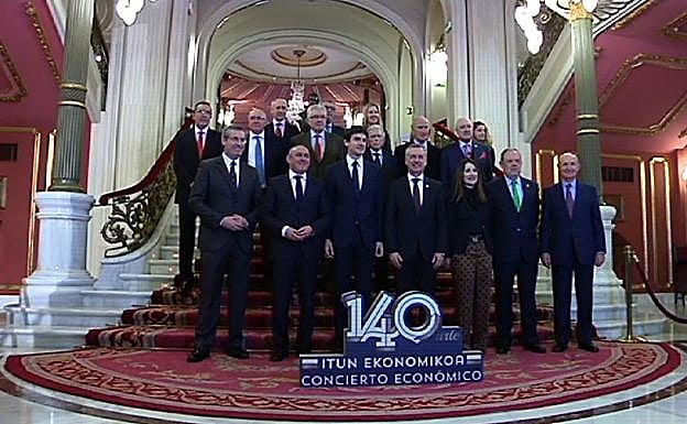 Cerca de un millar de personas han asistido al acto organizado por el Gobierno Vasco y las tres diputaciones forales.